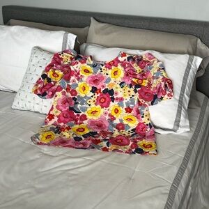 Spring has sprung!! Beautiful flattering women’s top - size medium.